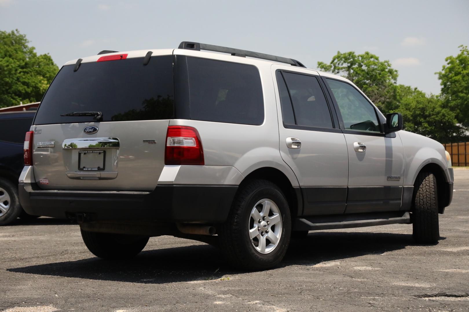 2007 SILVER FORD EXPEDITION XLT 2WD (1FMFU15547L) with an 5.4L V8 SOHC 16V engine, 6-SPEED AUTOMATIC transmission, located at 420 E. Kingsbury St., Seguin, TX, 78155, (830) 401-0495, 29.581060, -97.961647 - Photo#4